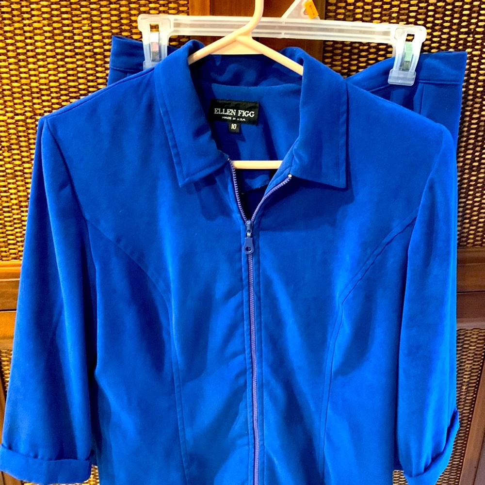 Pretty midnight blue 2-piece suit, med a statement